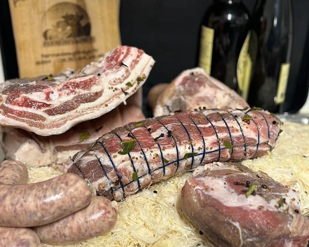 Viande crue avec saucisses