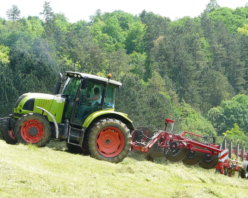 Tracteur vert dans un champ