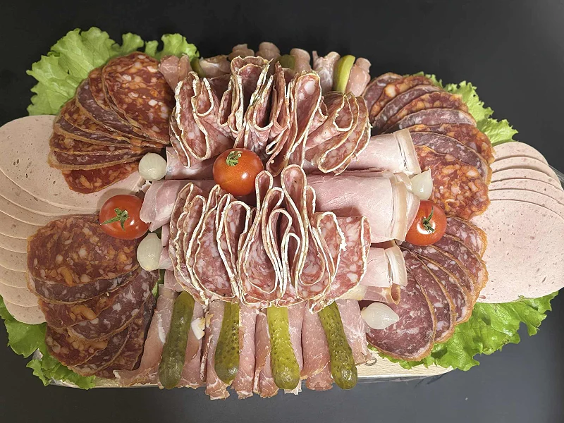 Plateau de charcuterie avec salami et cornichons