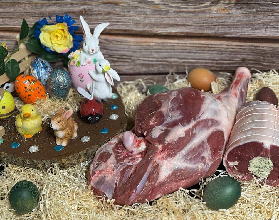 Viande crue entourée de décorations de Pâques