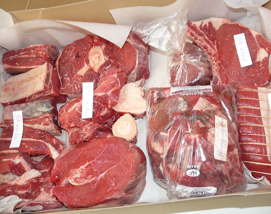 Différents morceaux de viande crue emballés